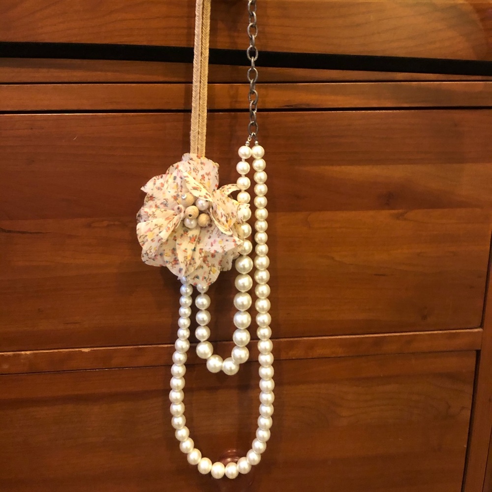 Piperlime faux pearl and flower necklace